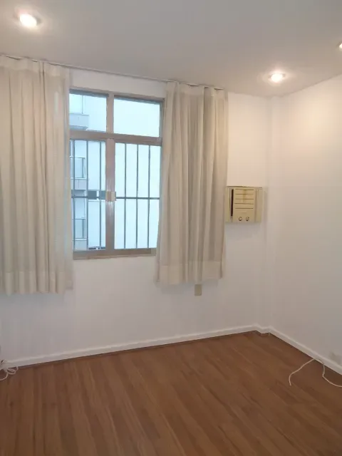 2-bedroom apartment with wood or laminate floors — photo 10
