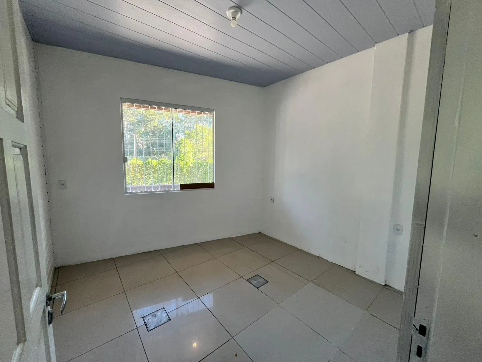 1-bedroom apartment with laundry area, no parking — photo 6