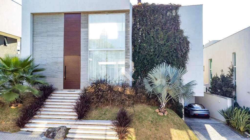 4 en-suite bedroom house, 515 m², 3 parking spots and garden — photo 2