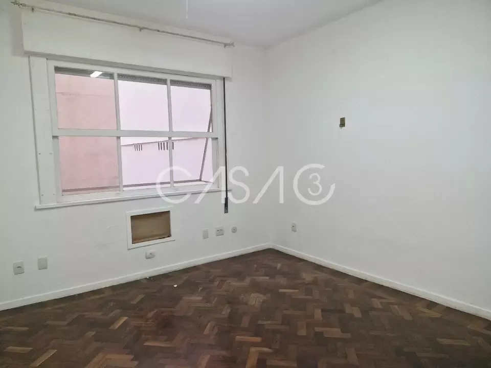 Apartamento com 4 quartos e cozinha fechada com fogão — photo 16
