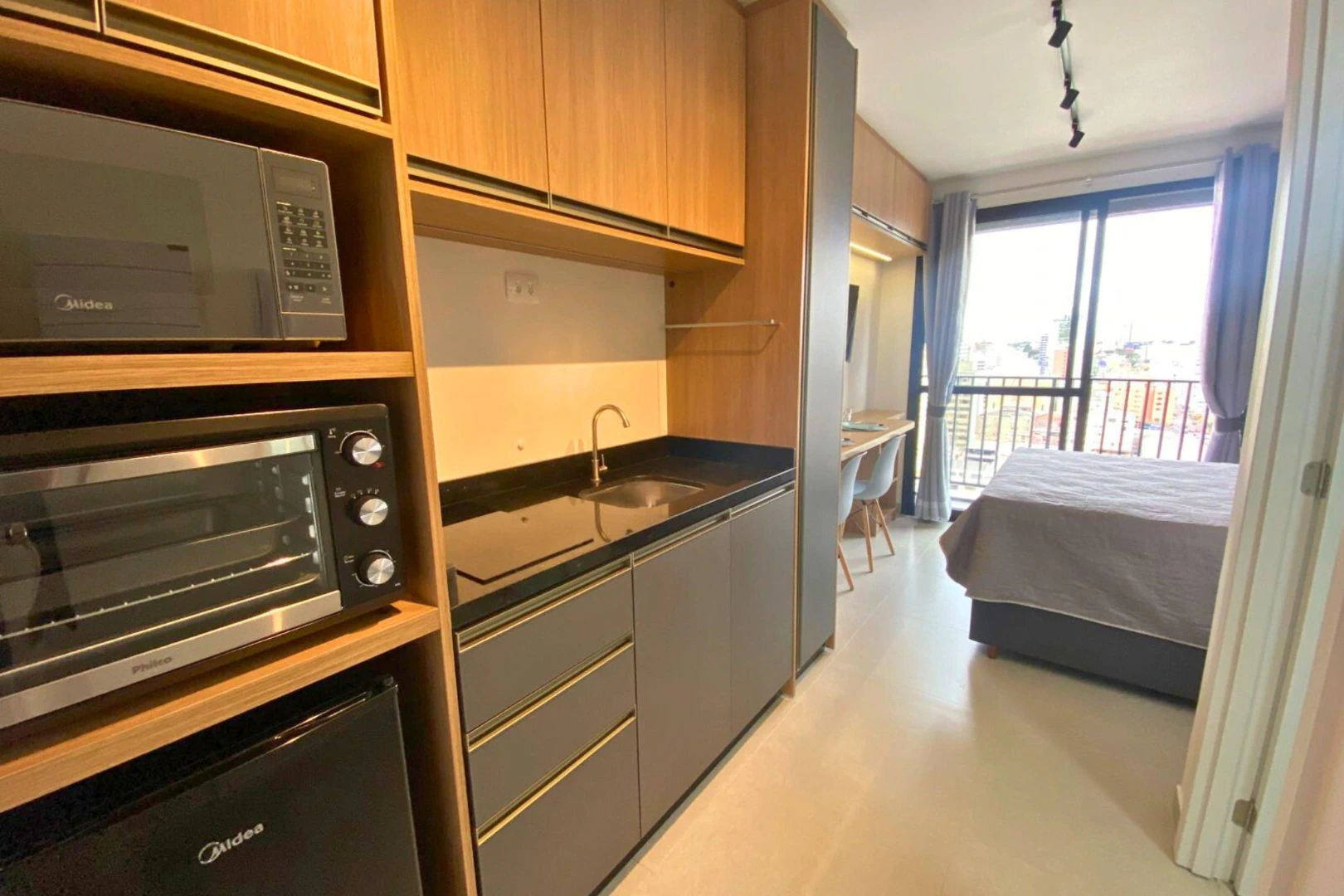 Furnished 24 m² studio with open-plan kitchen and balcony — photo 2