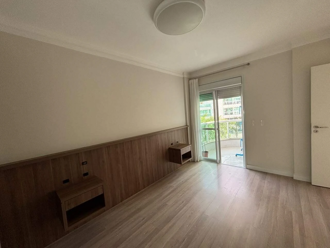 Glass-enclosed balcony in a 4-bedroom apartment, 127 m² — photo 28