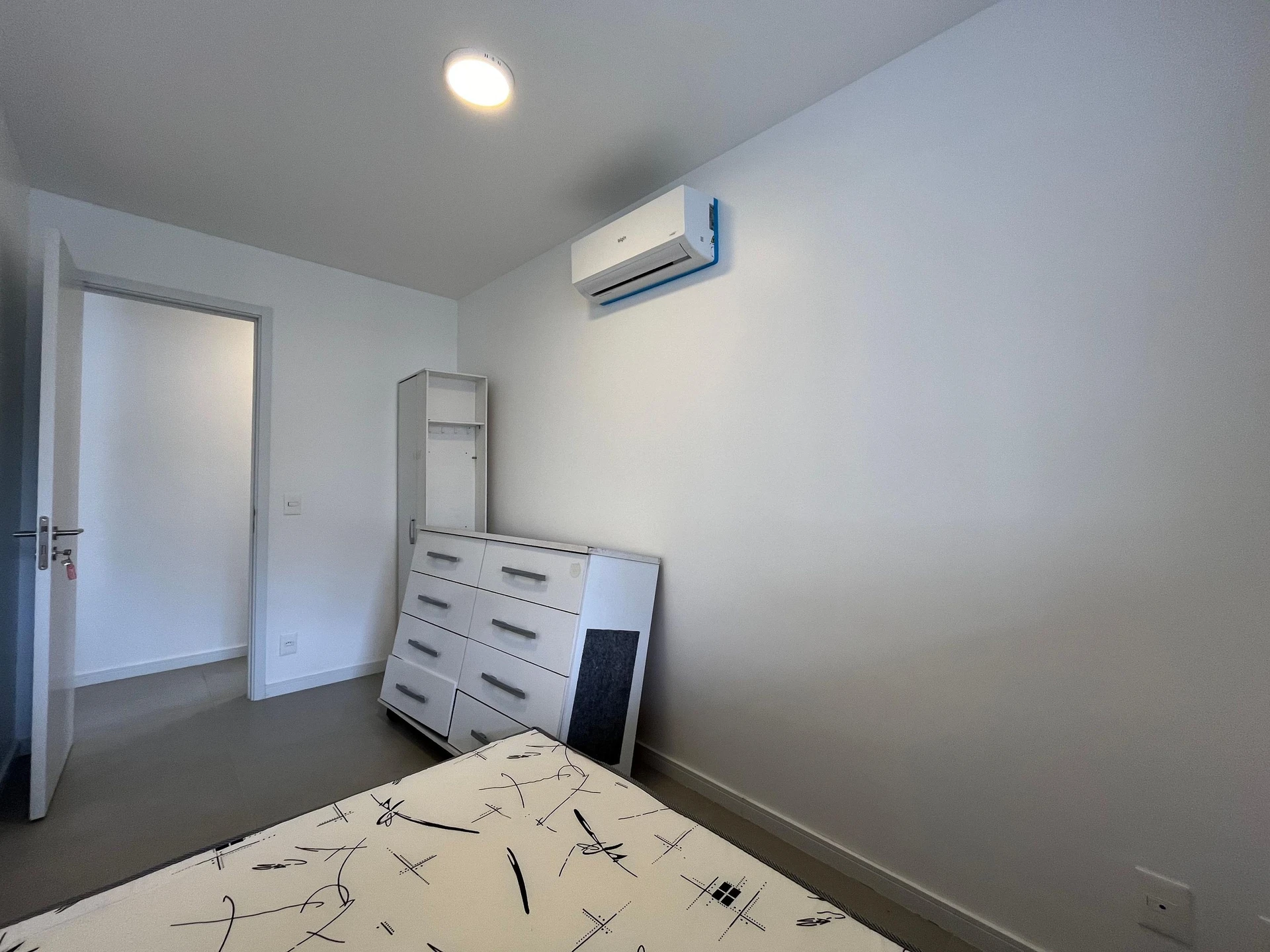 Furnished apartment, 89 m², with a glass-enclosed balcony — photo 28