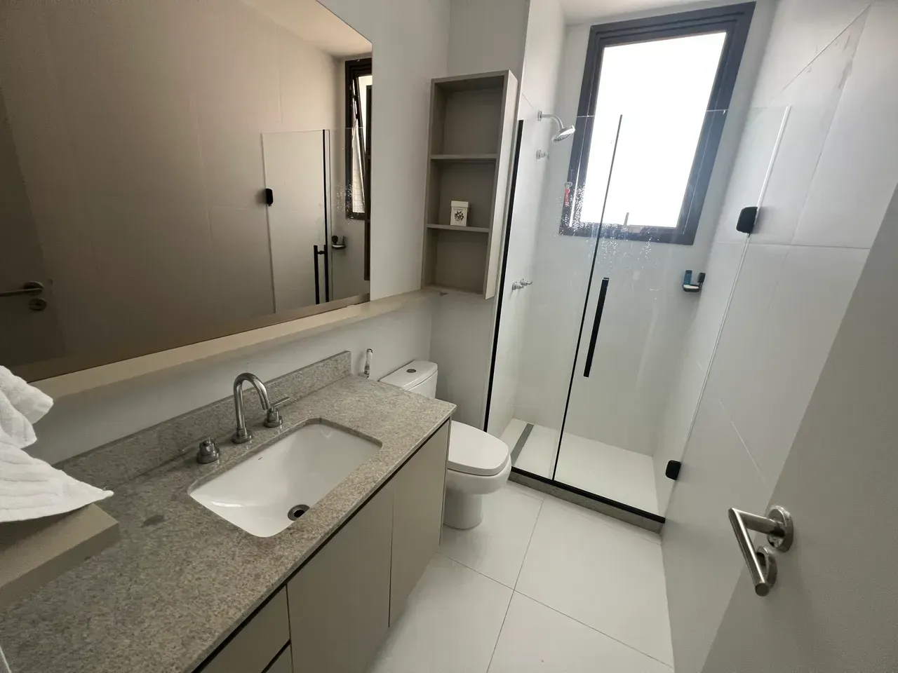 Furnished 2-bedroom apartment with open-plan gas kitchen — photo 13