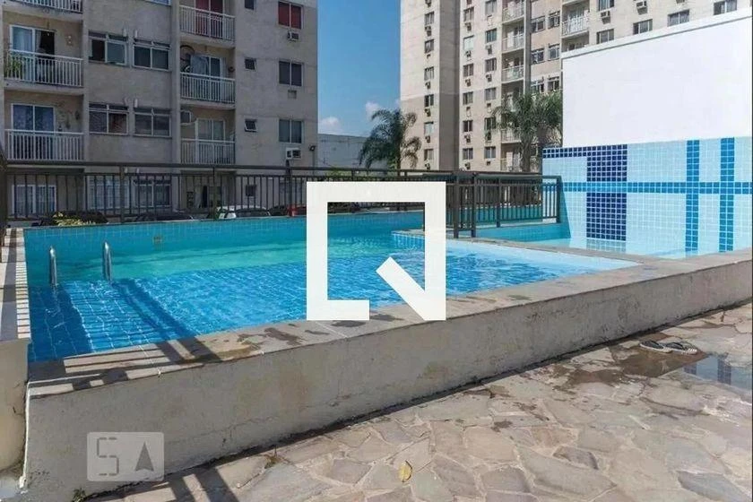Apartamento de 2 quartos em condomínio com piscina
