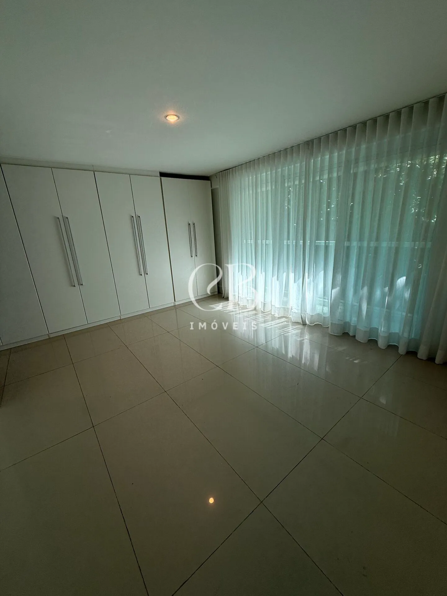 Apartment with 4 bedrooms and a balcony in great condition — photo 29