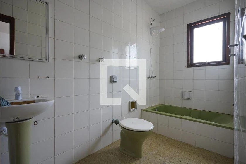 House with 7 bedrooms and 3 en-suites at 350 m² — photo 33