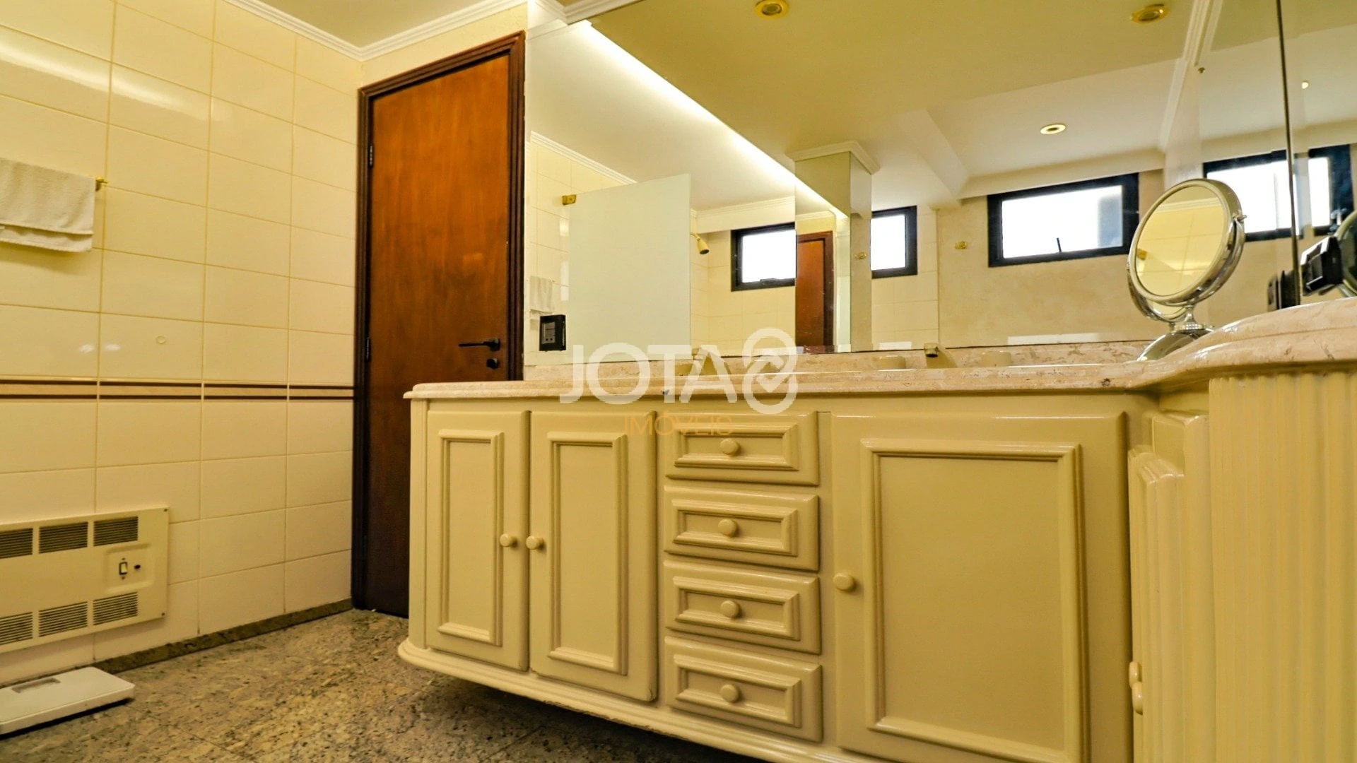 88 m² apartment with a bathtub and floor-to-ceiling windows — photo 3