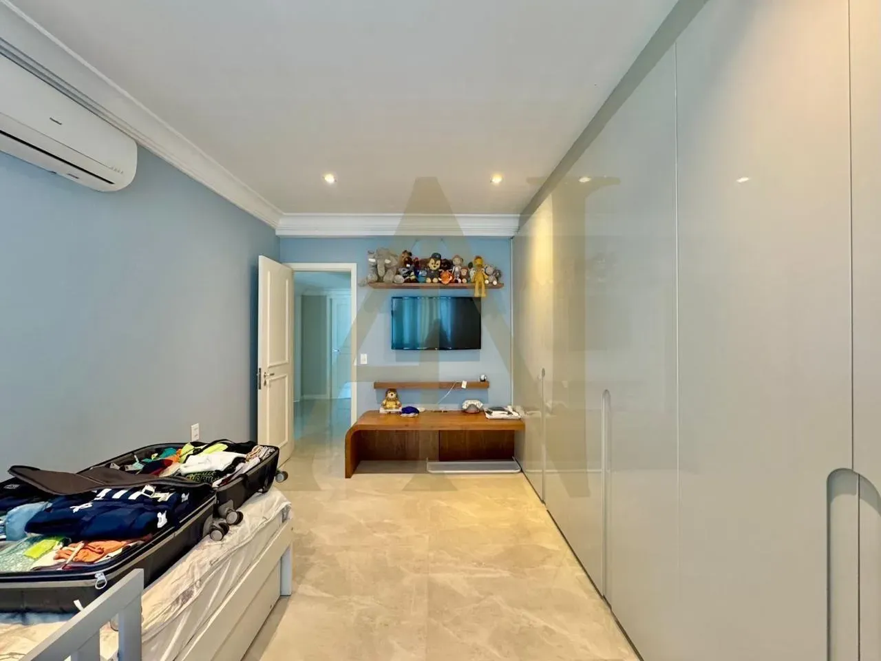 Furnished apartment with 4 bedrooms and 5 bathrooms — photo 18