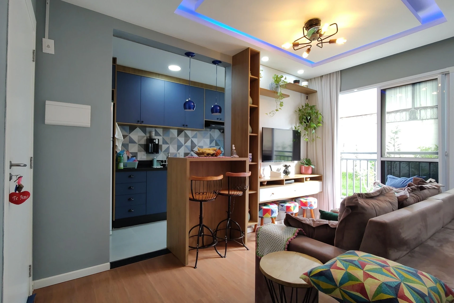 2-bedroom apartment with a glass-enclosed balcony — photo 9