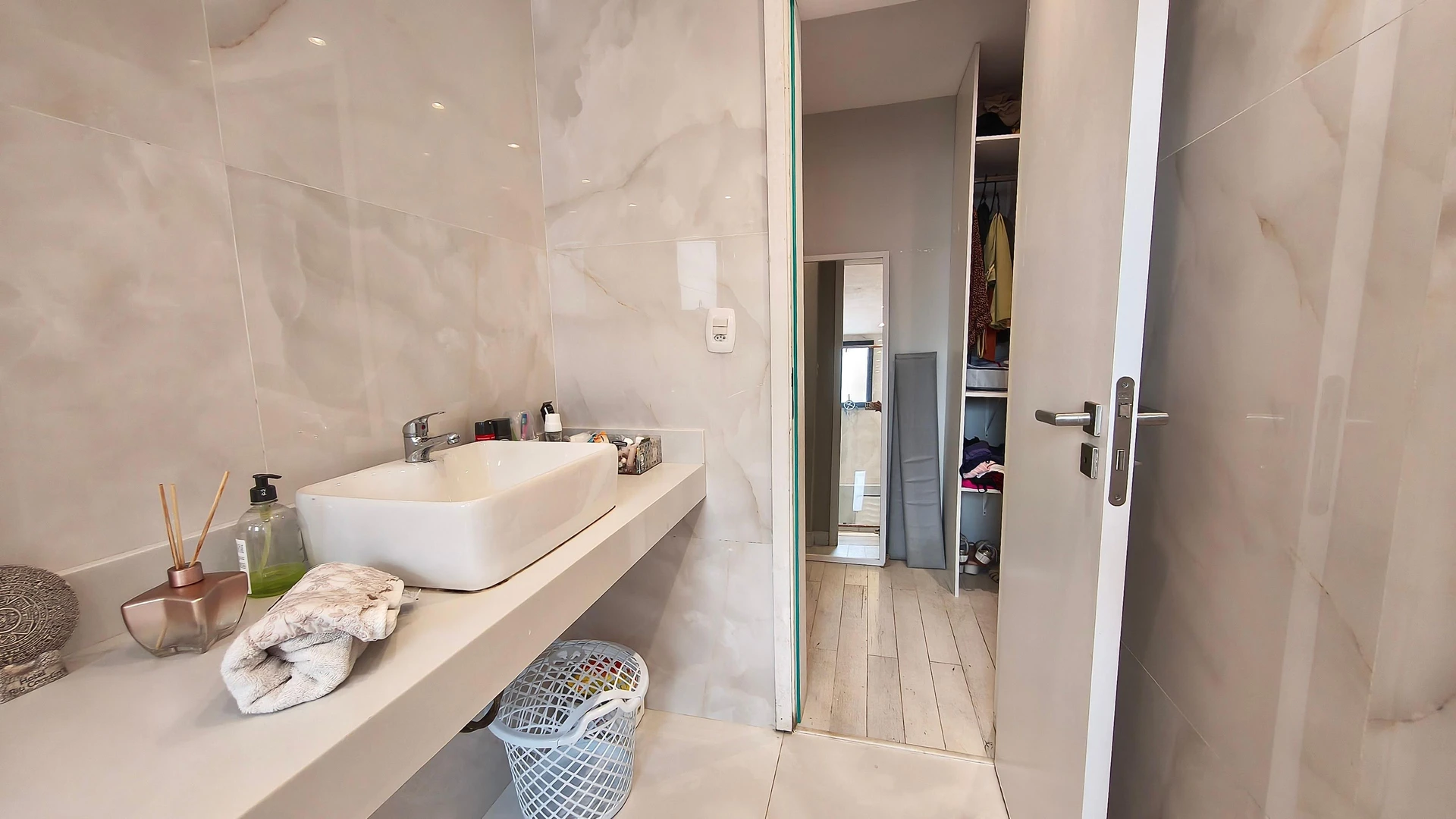 Jacuzzi in a 5-bedroom house, 350 m² — photo 4