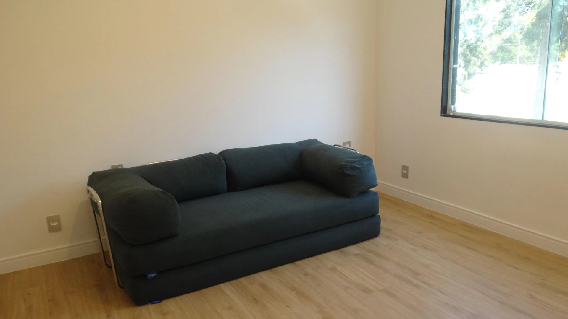 Casa de 384 m² com janelas do piso ao teto e varanda gourmet — photo 27