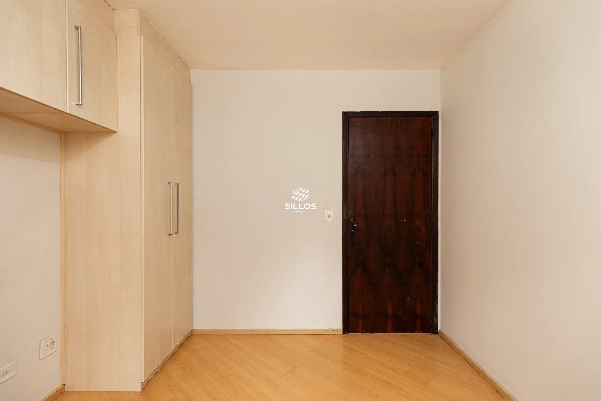 Casa de 3 quartos com piso de madeira ou laminado — photo 13