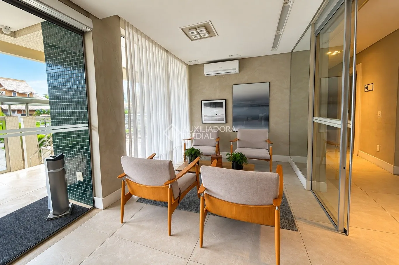 Balcony with a grill in a 2-bedroom apartment, 172 m² — photo 31