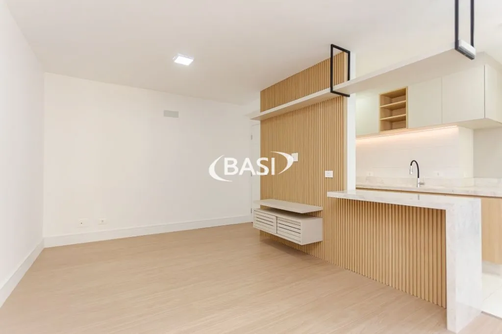 Glass-enclosed balcony in a 3-bedroom apartment, 80 m² — photo 48