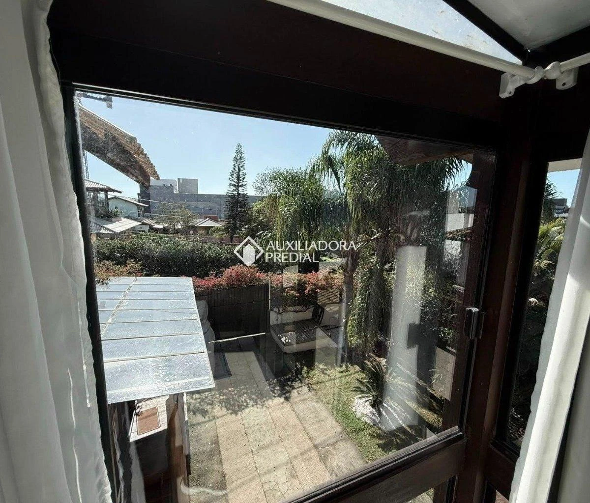 3-bedroom house with a grill on the balcony in Florianópolis — photo 14