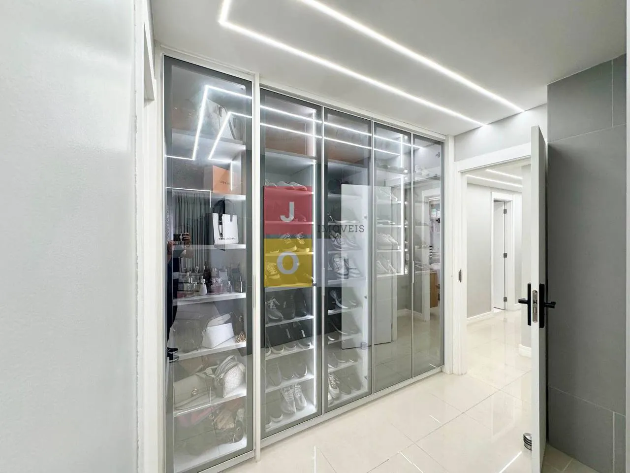 Apartamento mobiliado, 193 m², com janelas do piso ao teto — photo 110
