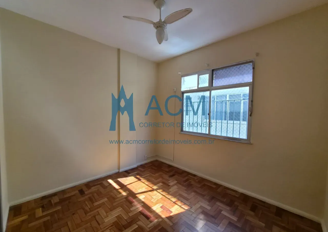 Wood or laminate floors in a one-bedroom apartment, 52 m² — photo 10