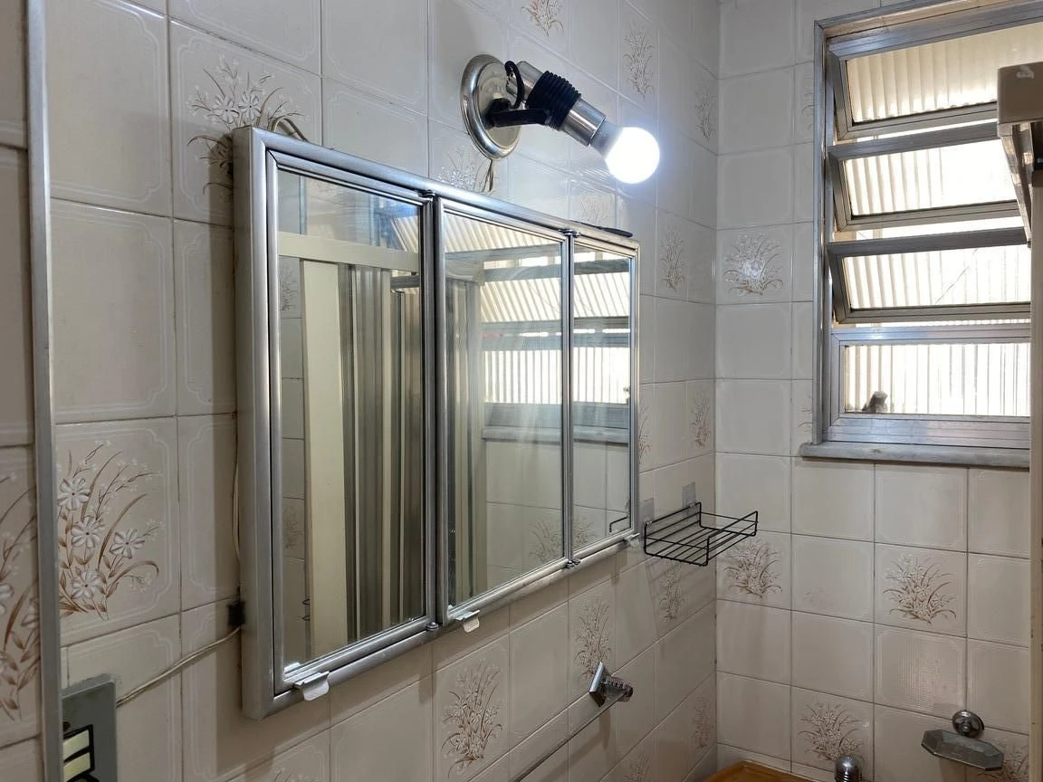 Apartamento com 2 quartos e banheiro com box de vidro — photo 17