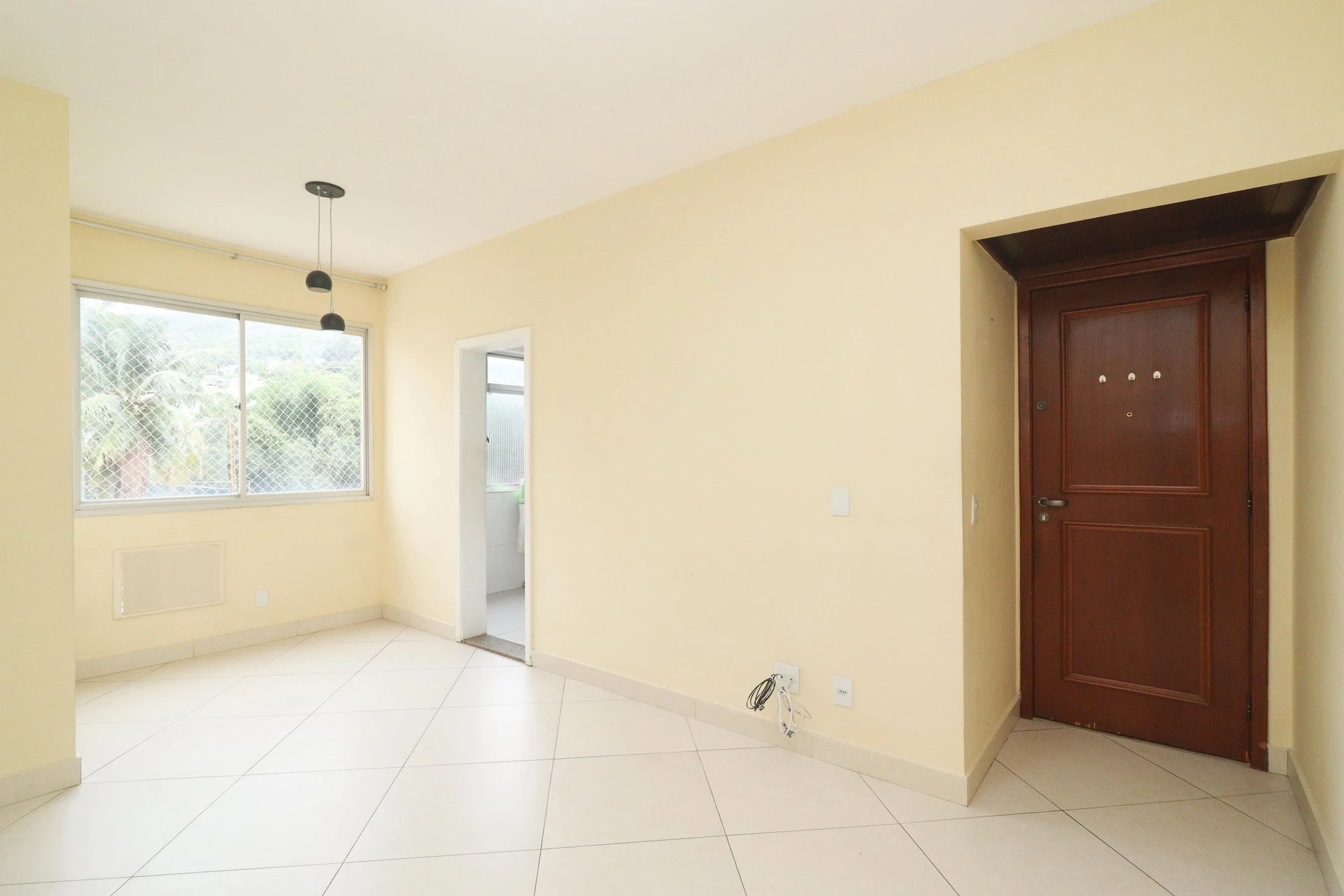 3-bedroom apartment with a mountain view