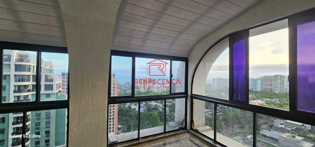 Apartment with 3 bedrooms and a balcony with floor-to-ceiling windows — photo 11