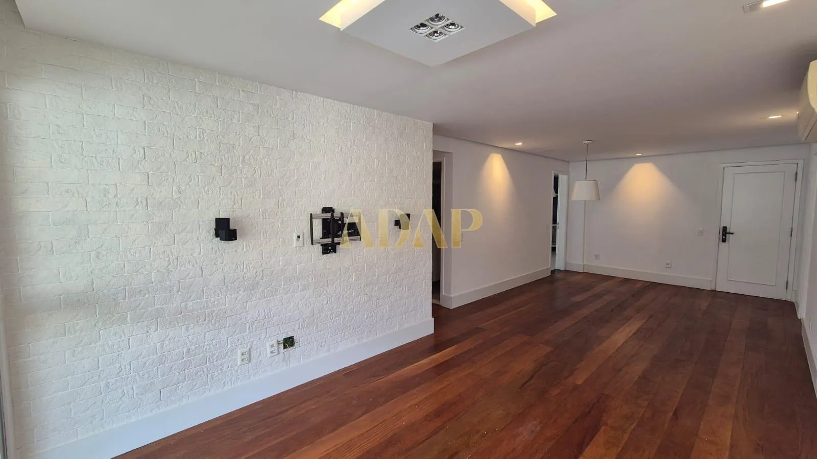Камін та 3 спальні: квартира 123 м² — photo 14