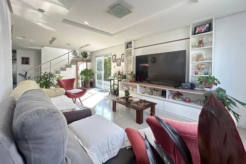 House with 5 bedrooms and 2 en-suite bathrooms plus garden — photo 3