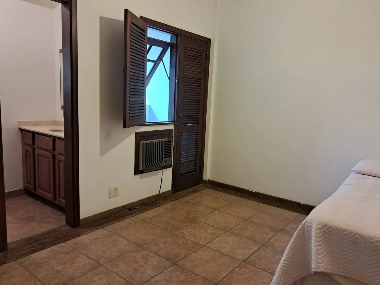 5-bedroom house with a mountain view in Rio de Janeiro — photo 18