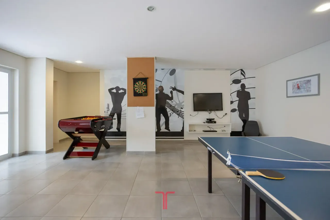 3-bedroom apartment in a building with a pool — photo 12