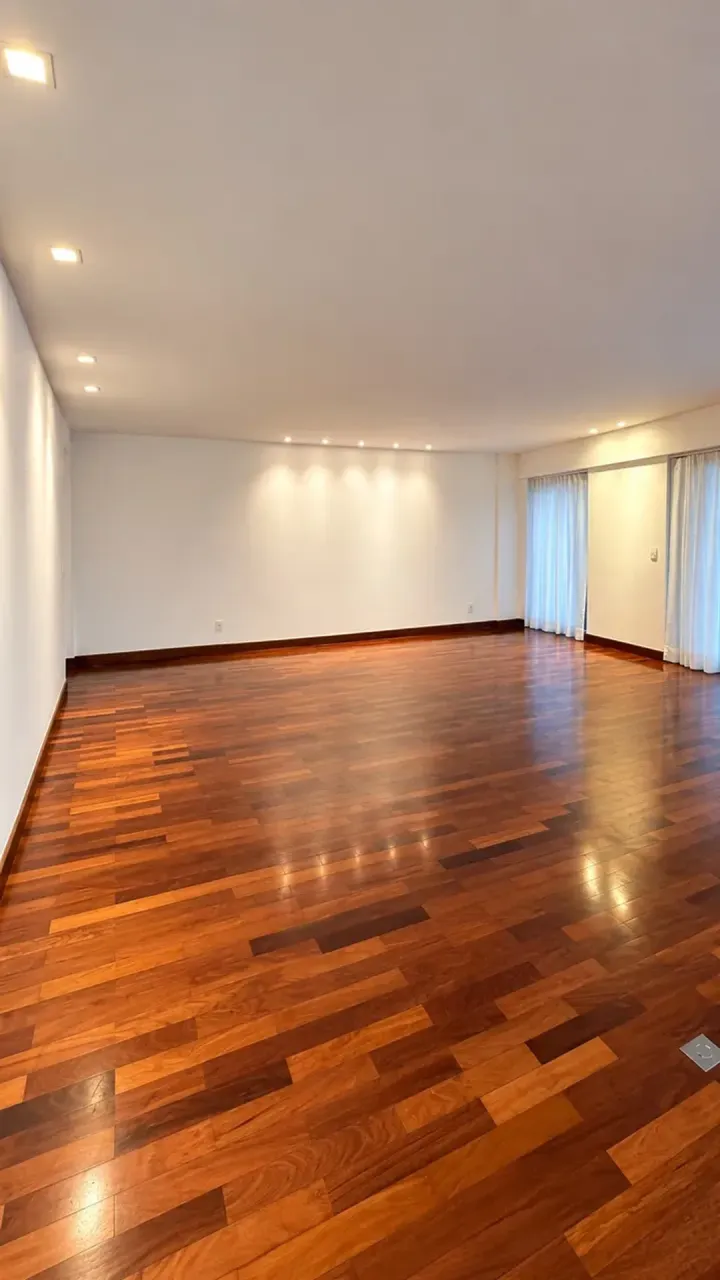 Wood or laminate floors in a 4-bedroom apartment, 260 m² — photo 3