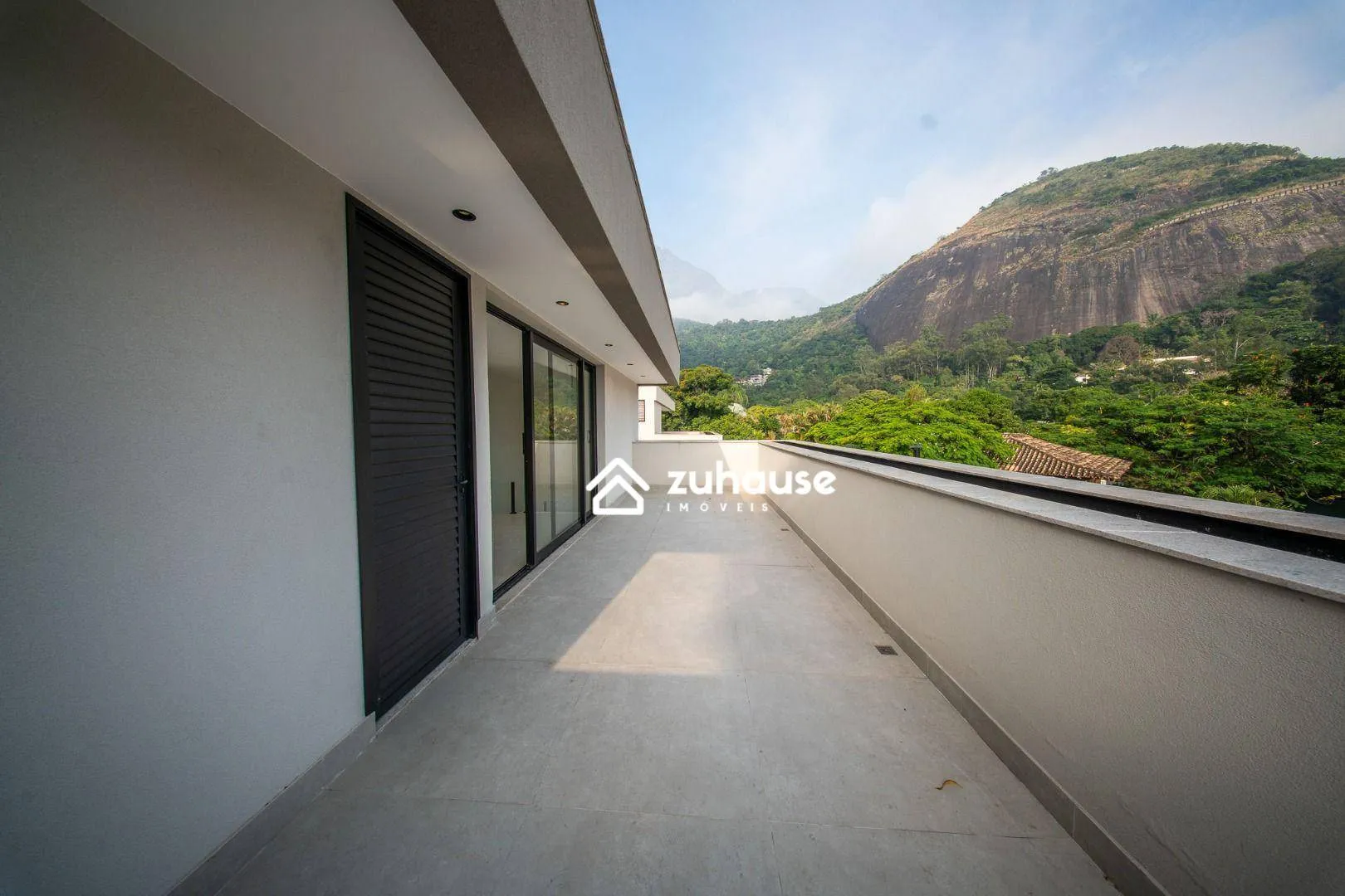 House with 5 bedrooms and an open-plan kitchen — photo 39