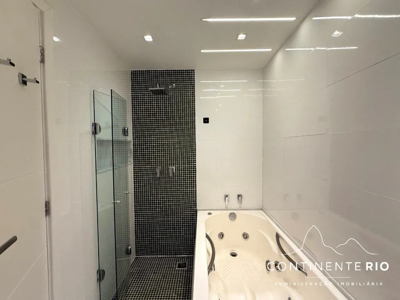 3-bedroom apartment with 4 bathrooms and a glass balcony — photo 2