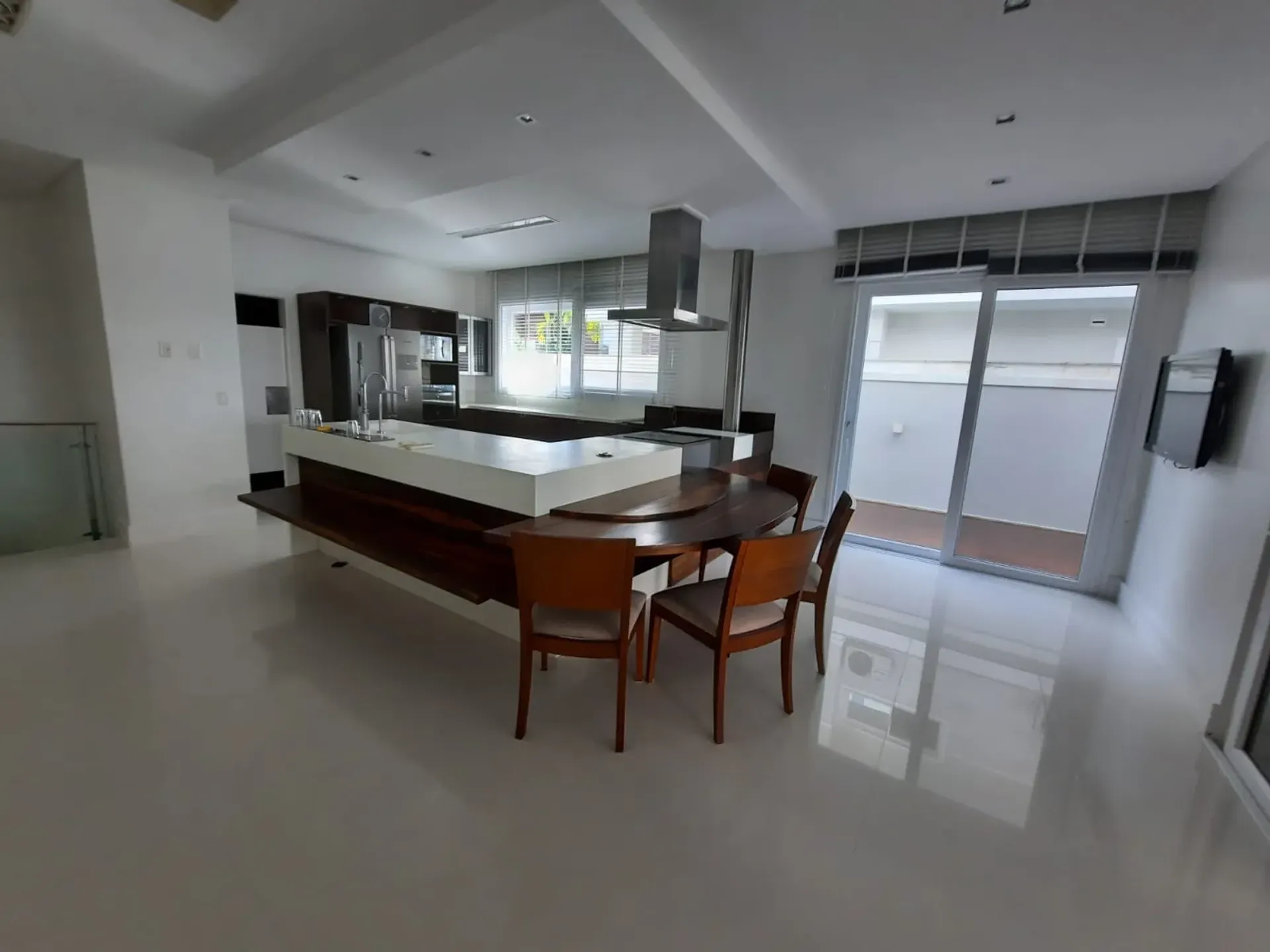 House with 7 bedrooms and an open-plan kitchen — photo 60