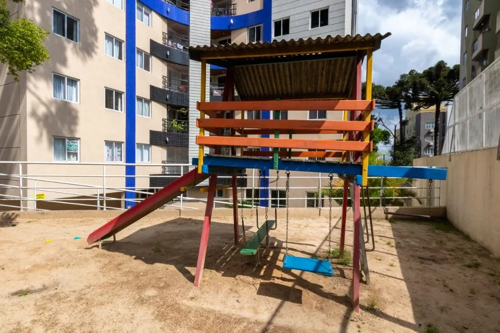 Balcony with a grill in a 2-bedroom apartment, 59 m² — photo 6
