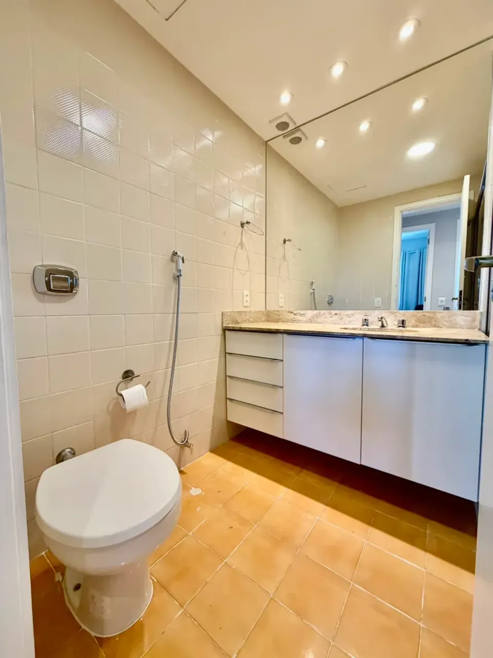 Furnished apartment with 3 bedrooms and 2 bathrooms — photo 11