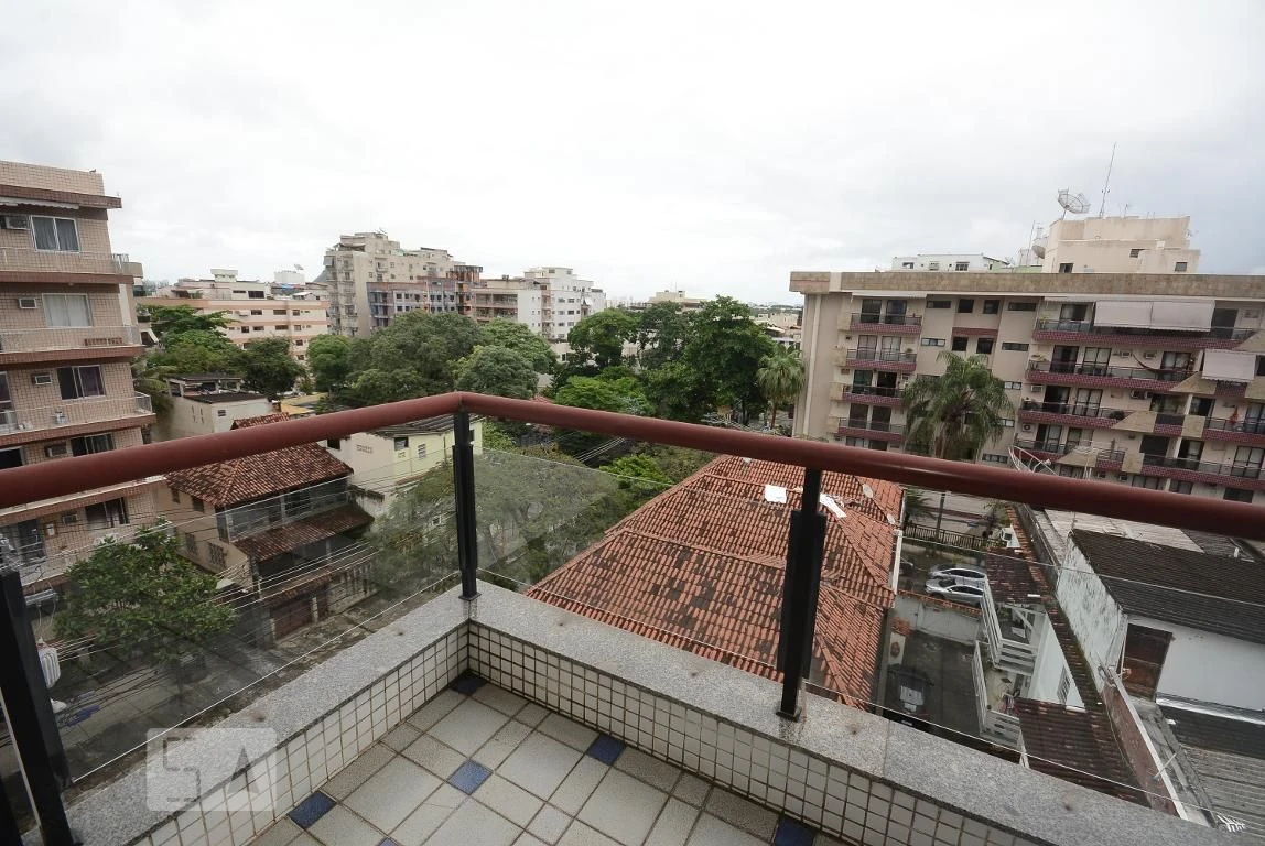 4-bedroom apartment in a building with a pool
