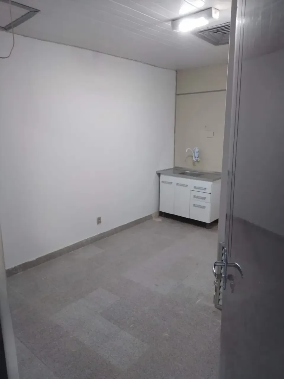 Kitnet sem mobília com 1 quarto e 1 banheiro
