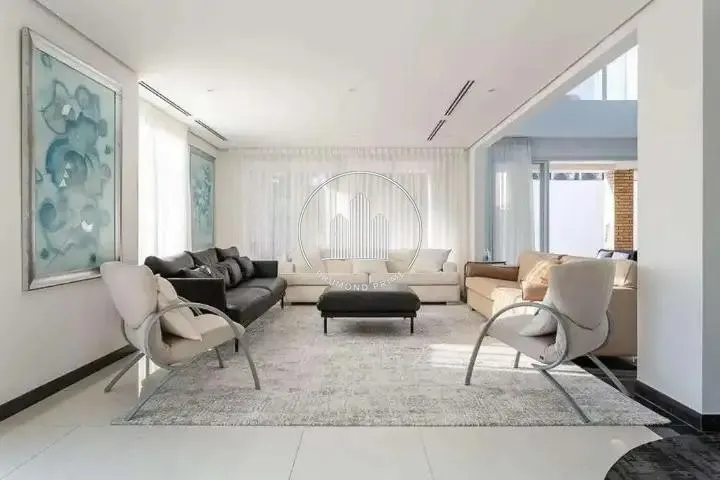 House with 6 en-suite bedrooms, 800 m² and 4 parking spots — photo 36