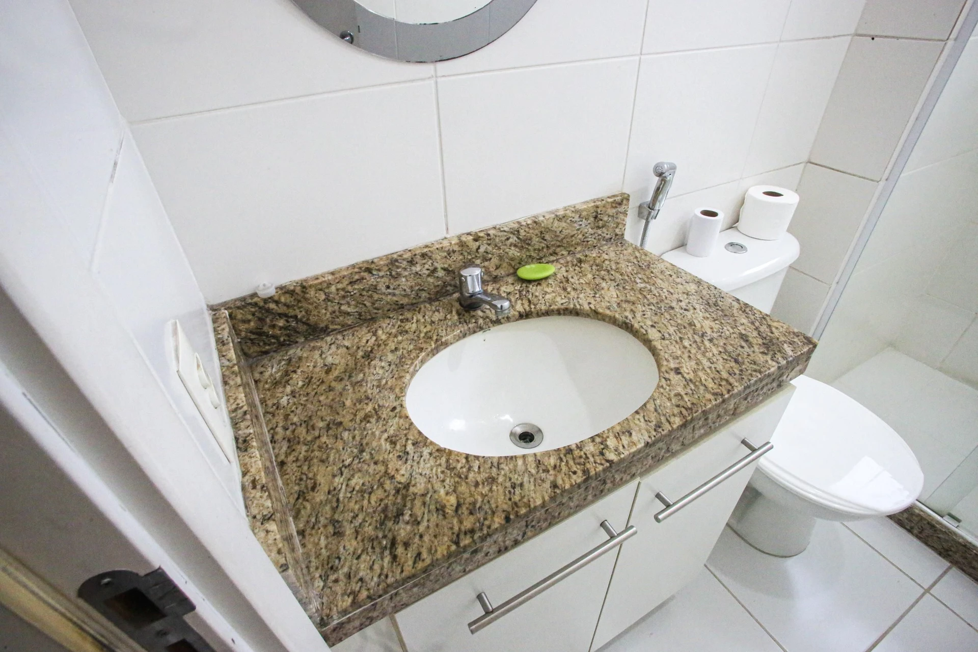 Glass-enclosed balcony in a 3-bedroom apartment, 131 m² — photo 46