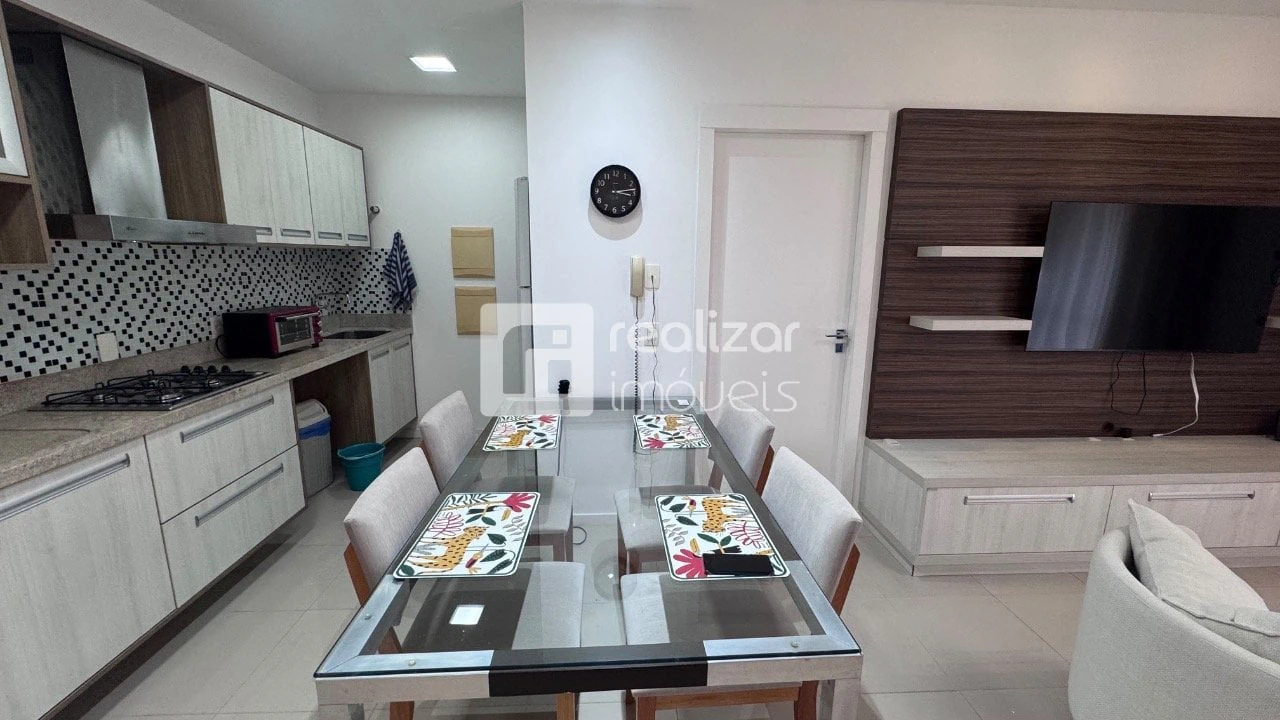 One-bedroom apartment with a mountain view — photo 4