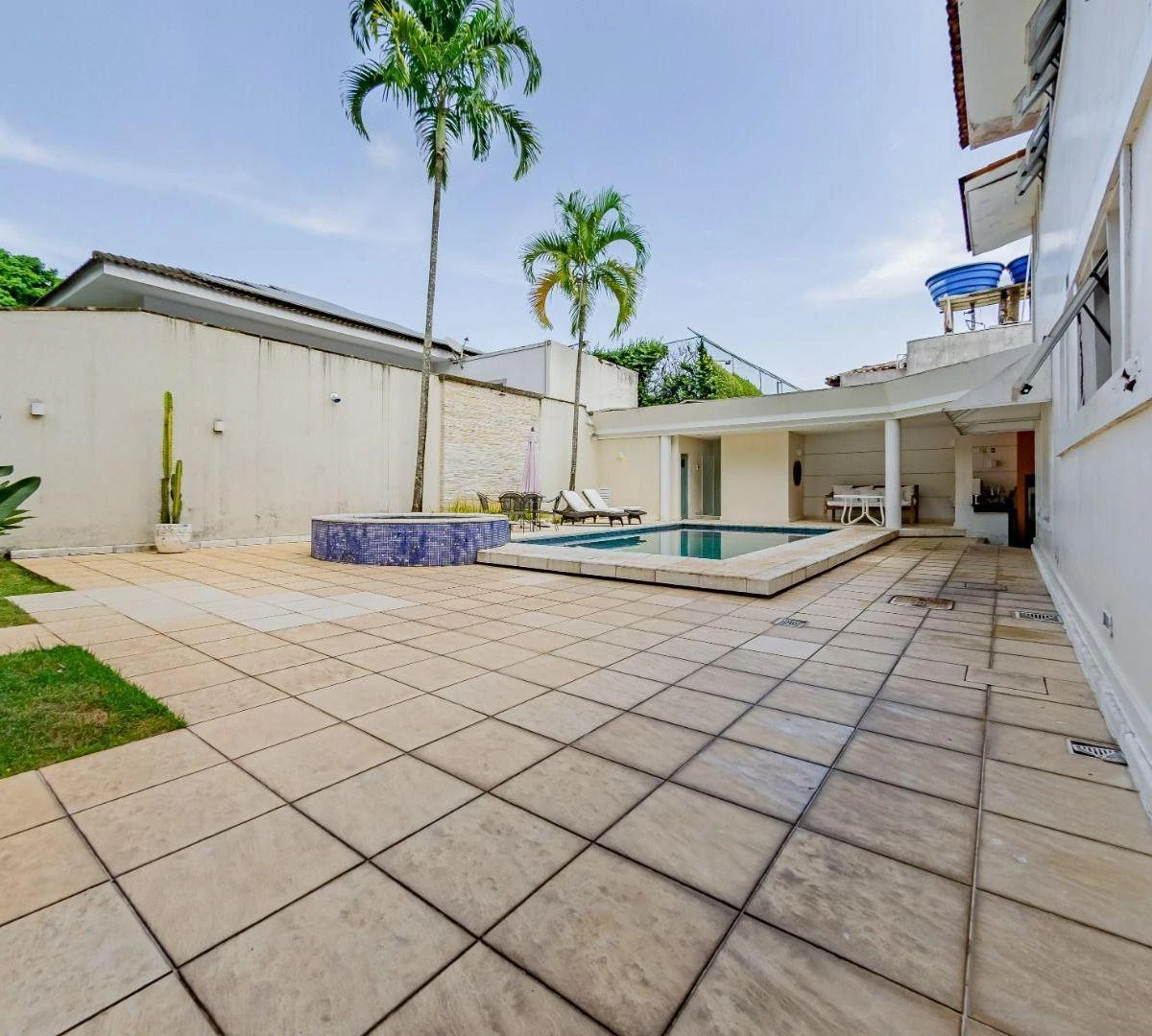 Furnished house with 6 bedrooms and 690 m² — photo 41