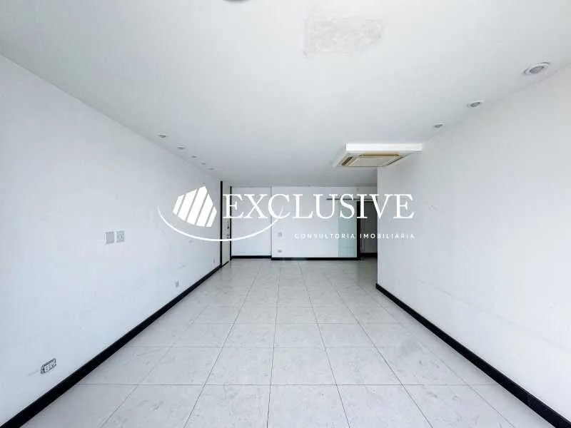 Residential apartment with 4 bedrooms and enclosed balcony — photo 11