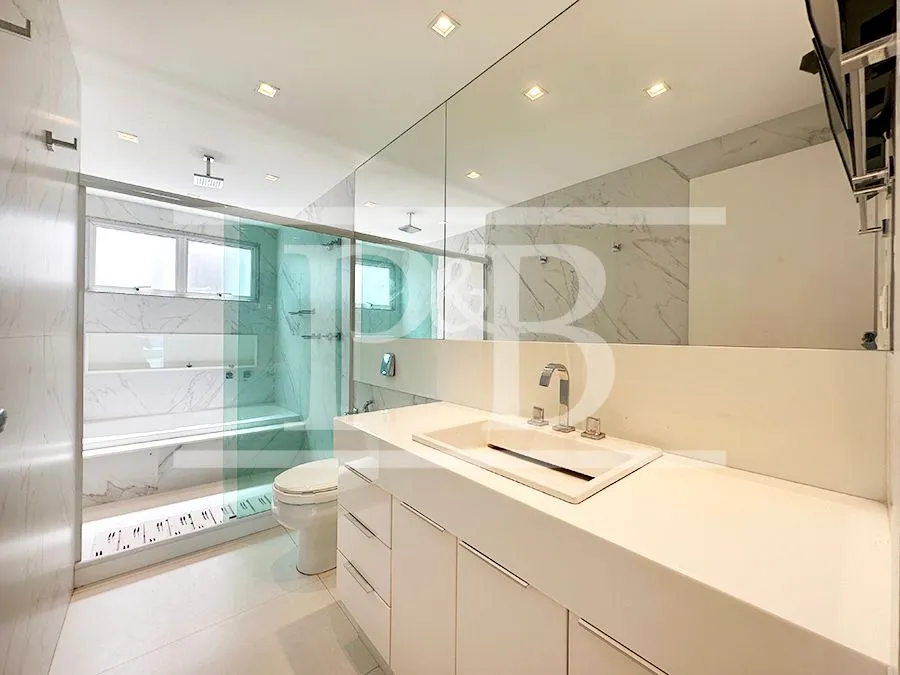 4-bedroom apartment with an enclosed glass balcony — photo 12