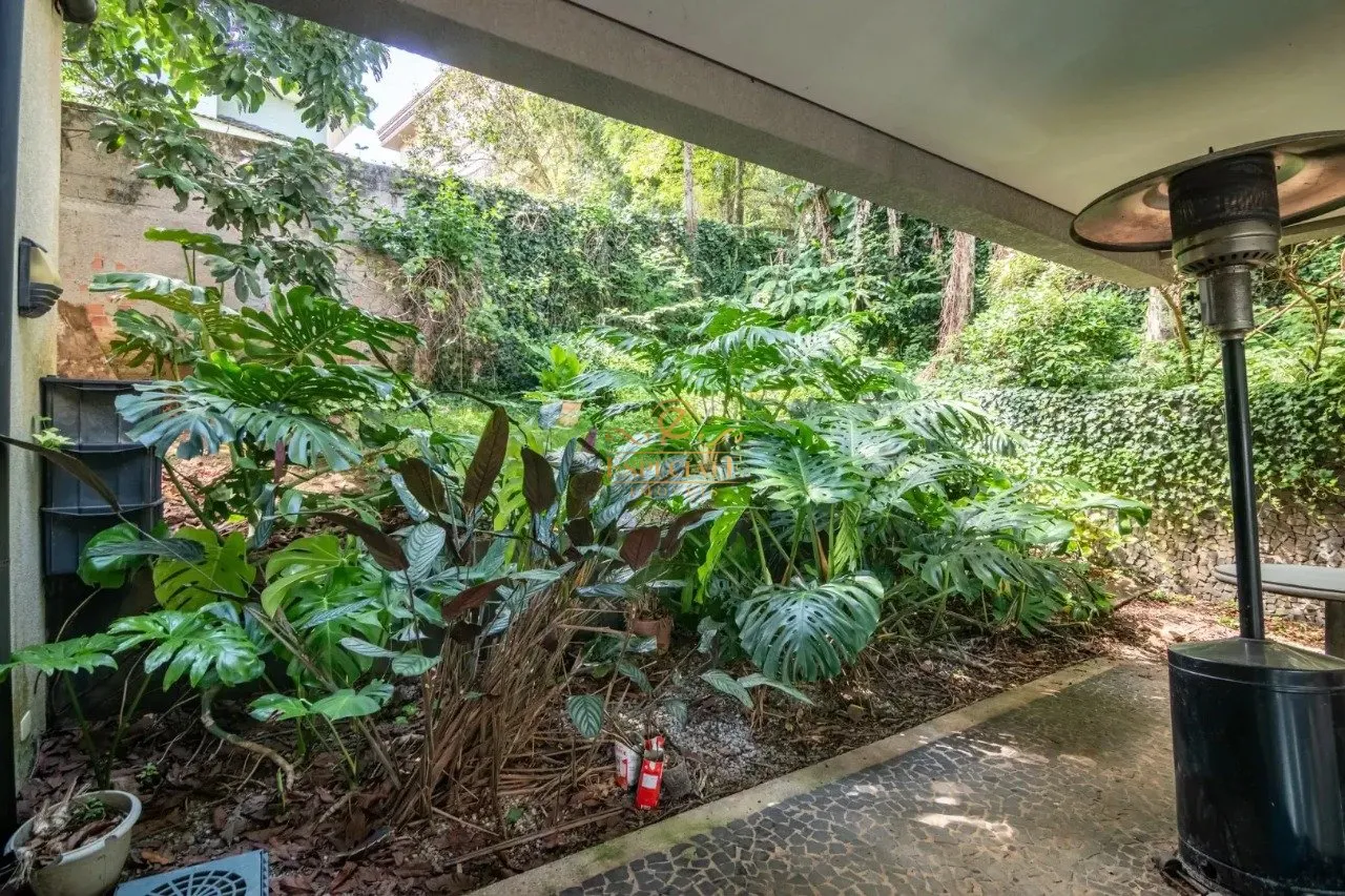 Furnished contemporary house with 3 bedrooms and 540 m² — photo 8