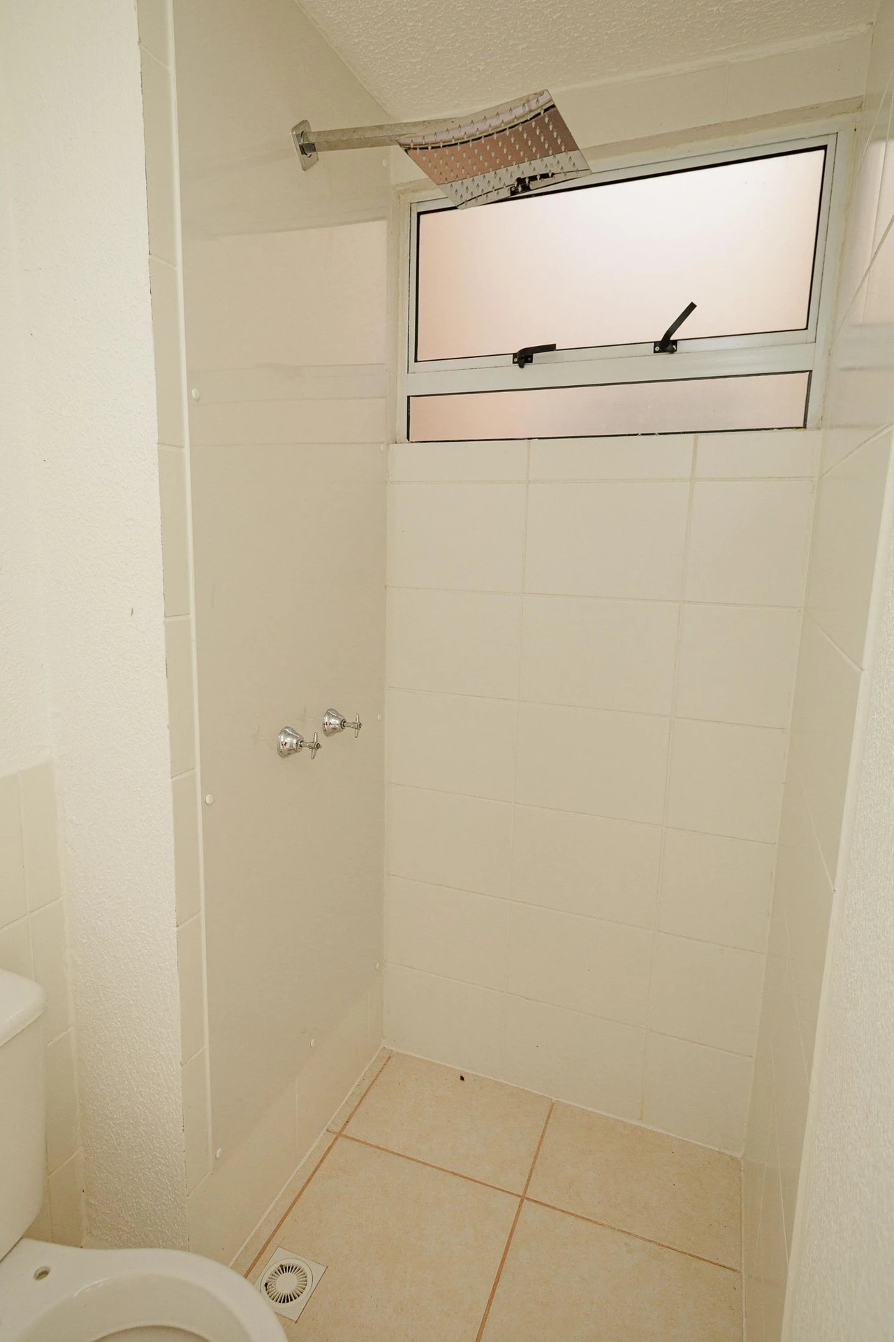 Apartment with 2 bedrooms and a glass-enclosed shower — photo 5