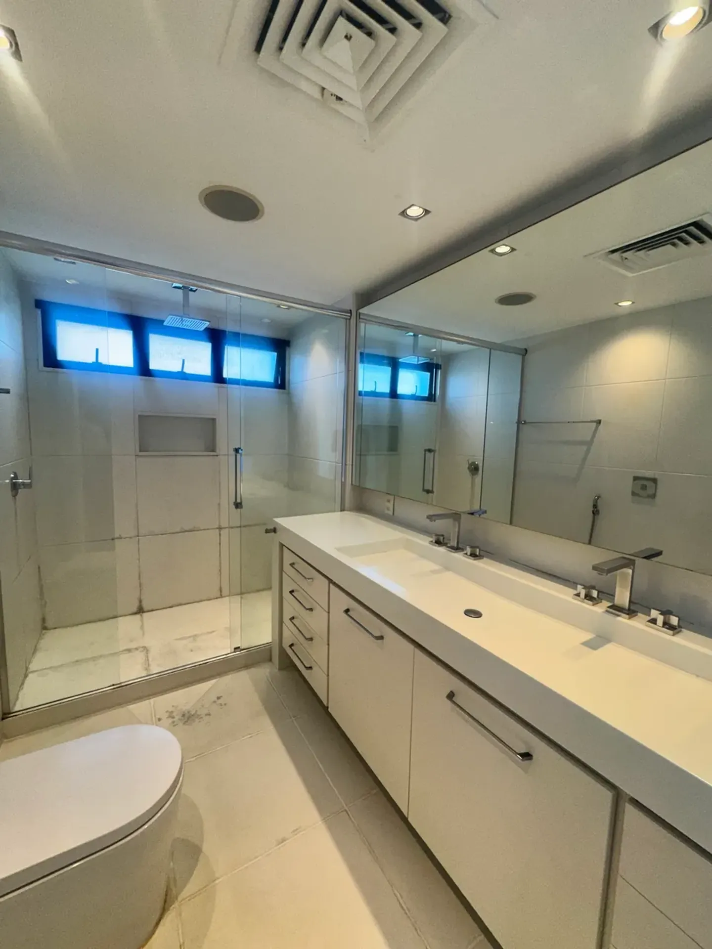 335 m² apartment with a glass-enclosed balcony and a jacuzzi — photo 17