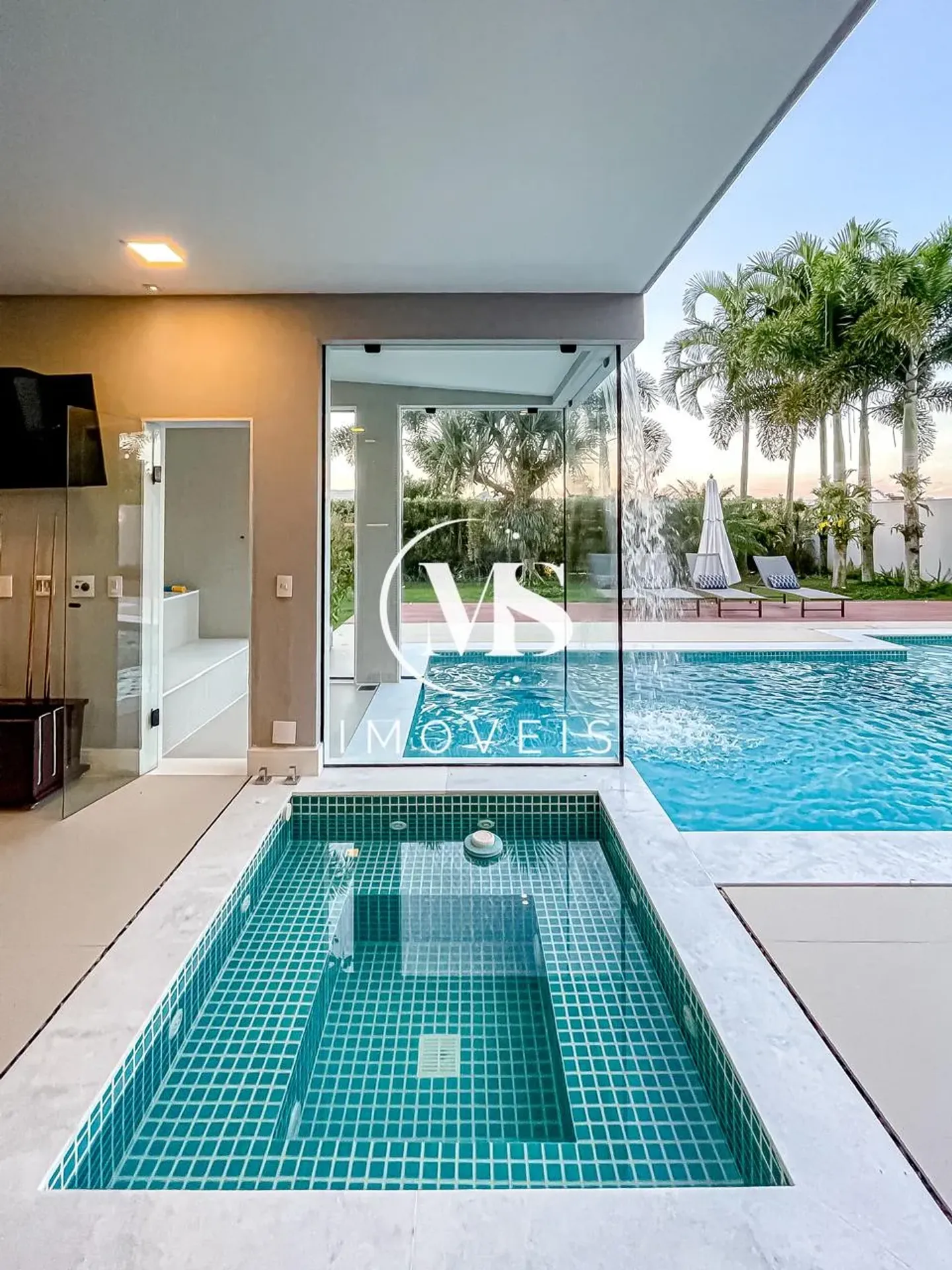 Jacuzzi in a 5-bedroom house, 780 m² — photo 27