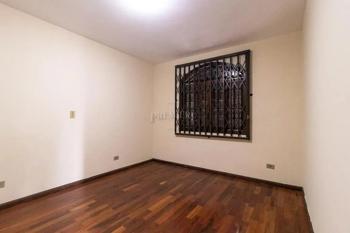 Furnished house with desk area and 6 bedrooms — photo 18