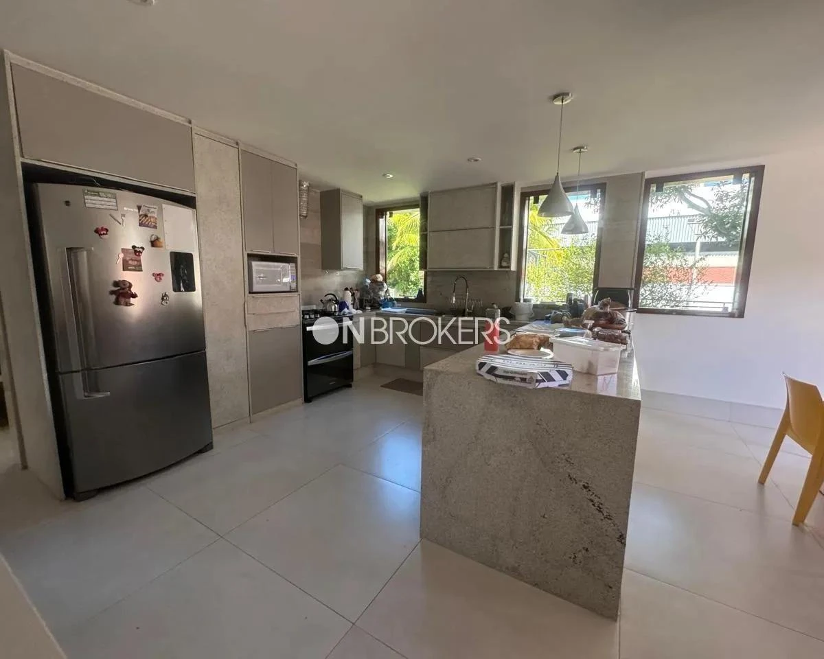 Furnished house with 1000 m², 5 en-suites and 7 parking spots — photo 2