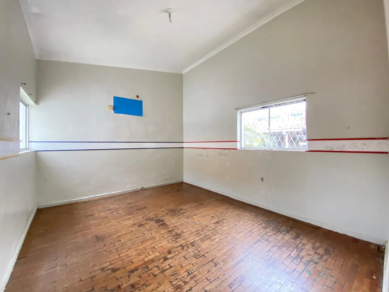 Unfurnished house with 5 bedrooms and 621 m² — photo 11